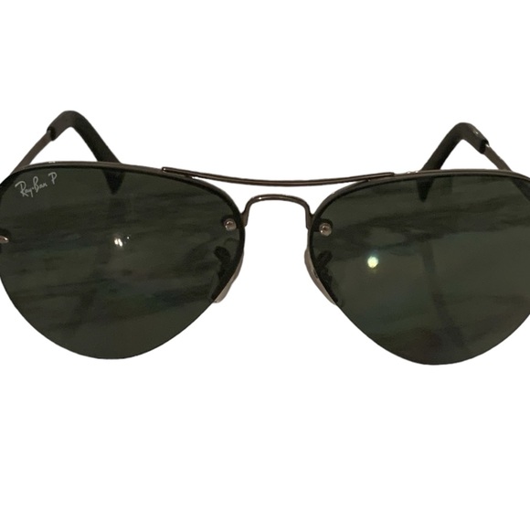 Like new rayban aviators polarized comes with black case - Picture 1 of 4